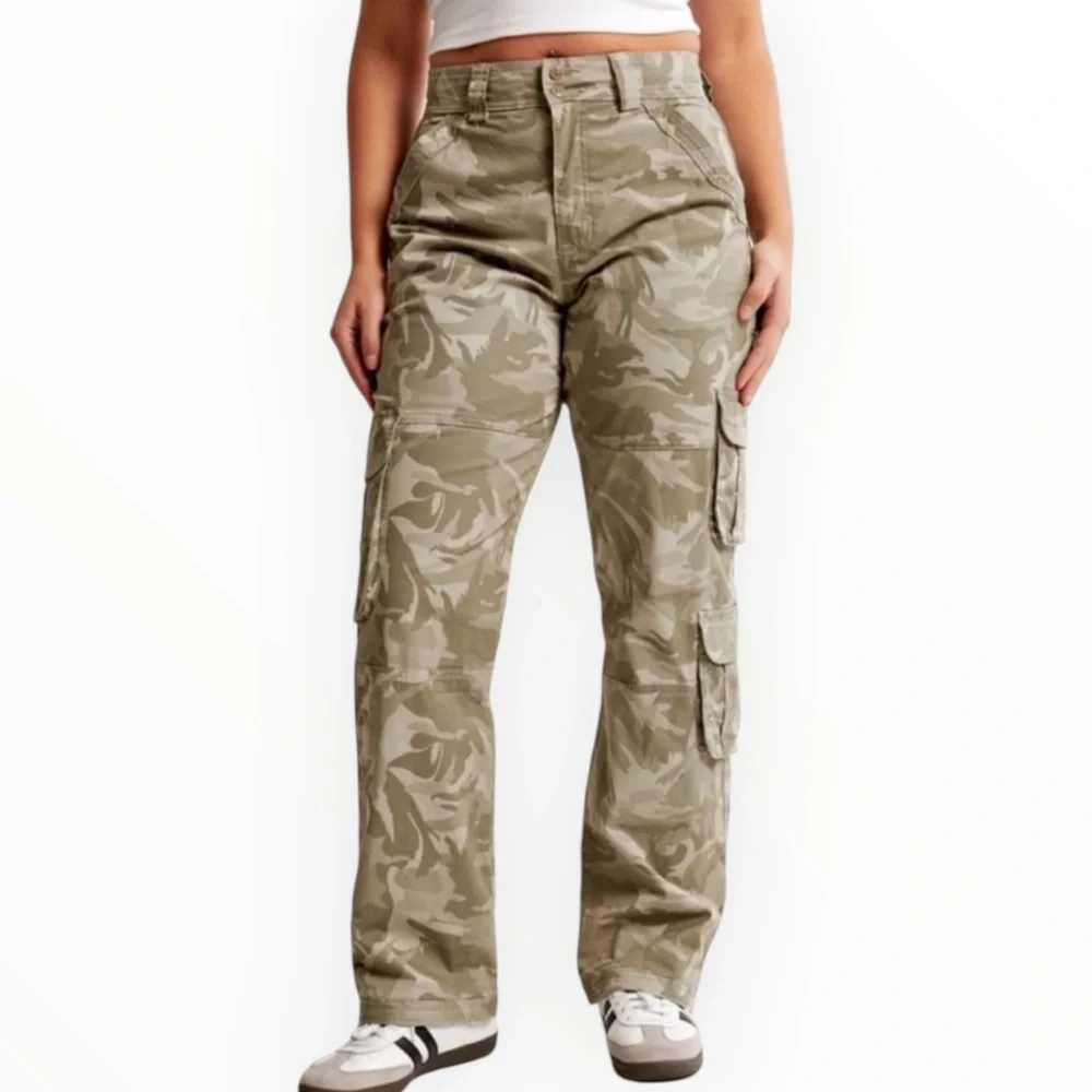 Abercrombie & Fitch Curve Love Women’s Camo Cargo Carpenter Pants Size 31 / 12R - Picture 1 of 10